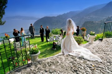 Destination Wedding in Europe: The South of France is known for its natural beauty. Many of the outdoor settings I propose can be suitable for garden weddings, and which even permits some savings on the floral bills, since there are already so many flowers on the property.